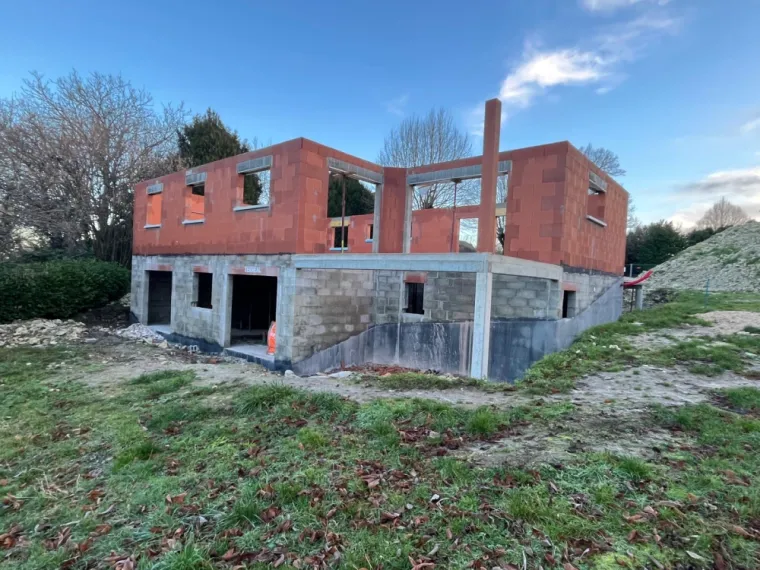 Construction de maison sur terrain en pente : les étapes clés d’un projet maîtrisé avec KCMH, Périgueux, KCMH